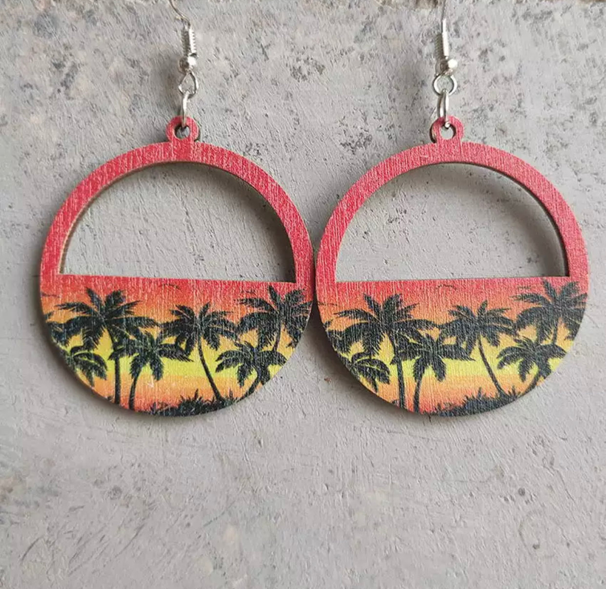 Wooden Circle Cutout - Red Yellow Palm Tree
